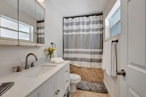 Douche, sèche-cheveux, serviettes fournies, savon