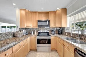 Fridge, microwave, oven, stovetop - Deerfield Beach Vacation Home! Heated pool, putting green, pool table and bbq (Deerfield Beach)