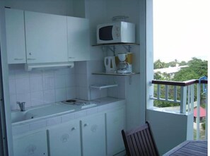 Fridge, microwave, stovetop, coffee/tea maker - sea studio (Le Moule)