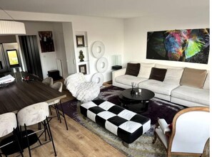 Living area - Logement Entier : Appartement - Neuilly-sur-seine, France (Neuilly-sur-Seine)