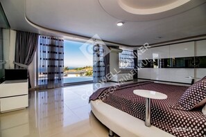 8 slaapkamers, een strijkplank/strijkijzer, wifi, beddengoed