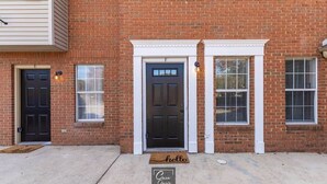 A brick building with two front doors, a 'hello' mat, and a 'Casa Oasis' sign. - Greenleaf Comfort Retreat 4 Beds Decatur (Decatur)