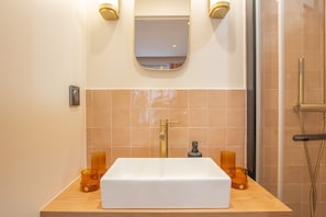 Dusche, Haartrockner, Handtücher, Seife
