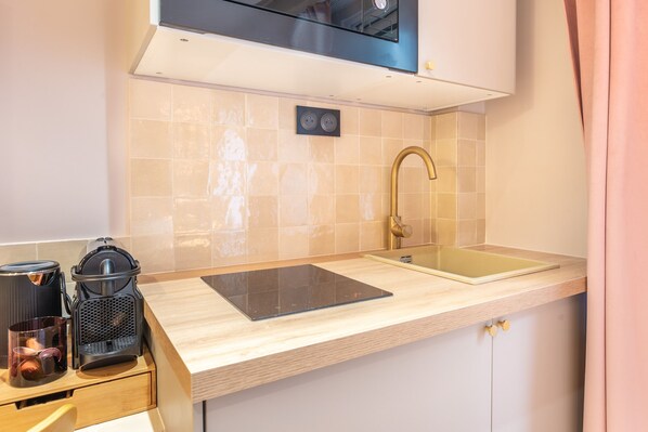 Kjøleskap, mikrobølgeovn, kokeplater og kaffetrakter/tekoker