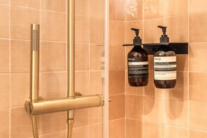 Shower, hair dryer, towels, soap - Maison Letellier - Studio near Eiffel Tower (Paris)