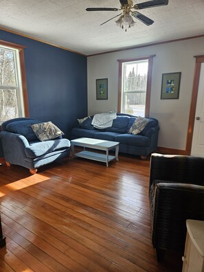 Smart TV, fireplace, DVD player - 5 acres. Right beside boat launch! Parking for boats, skidoos and quads. (Powm Beach)