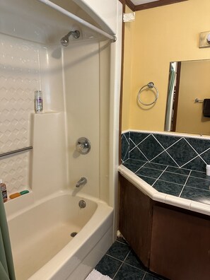 Dusche, Handtücher, Seife, Shampoo