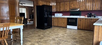 Delightful Farmhouse 4-bedroom 2 full bathrooms located in Marshallville, GA