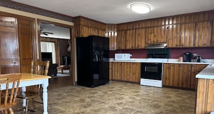 Delightful Farmhouse 4-bedroom 2 full bathrooms located in Marshallville, GA