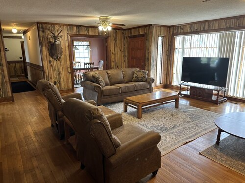 Delightful Farmhouse 4-bedroom 2 full bathrooms located in Marshallville, GA