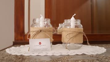 Ducha, secador de pelo, bidé y toallas