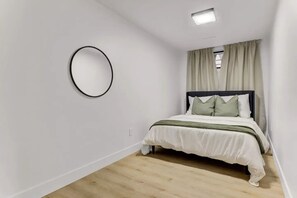 2 bedrooms, travel crib, WiFi, bed sheets - Modern Contemporary 2BR Basement Suite
(Edmonton)