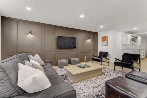 Modern Contemporary 2BR Basement Suite


