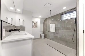 Douche, séchoir à cheveux, serviettes fournies, savon