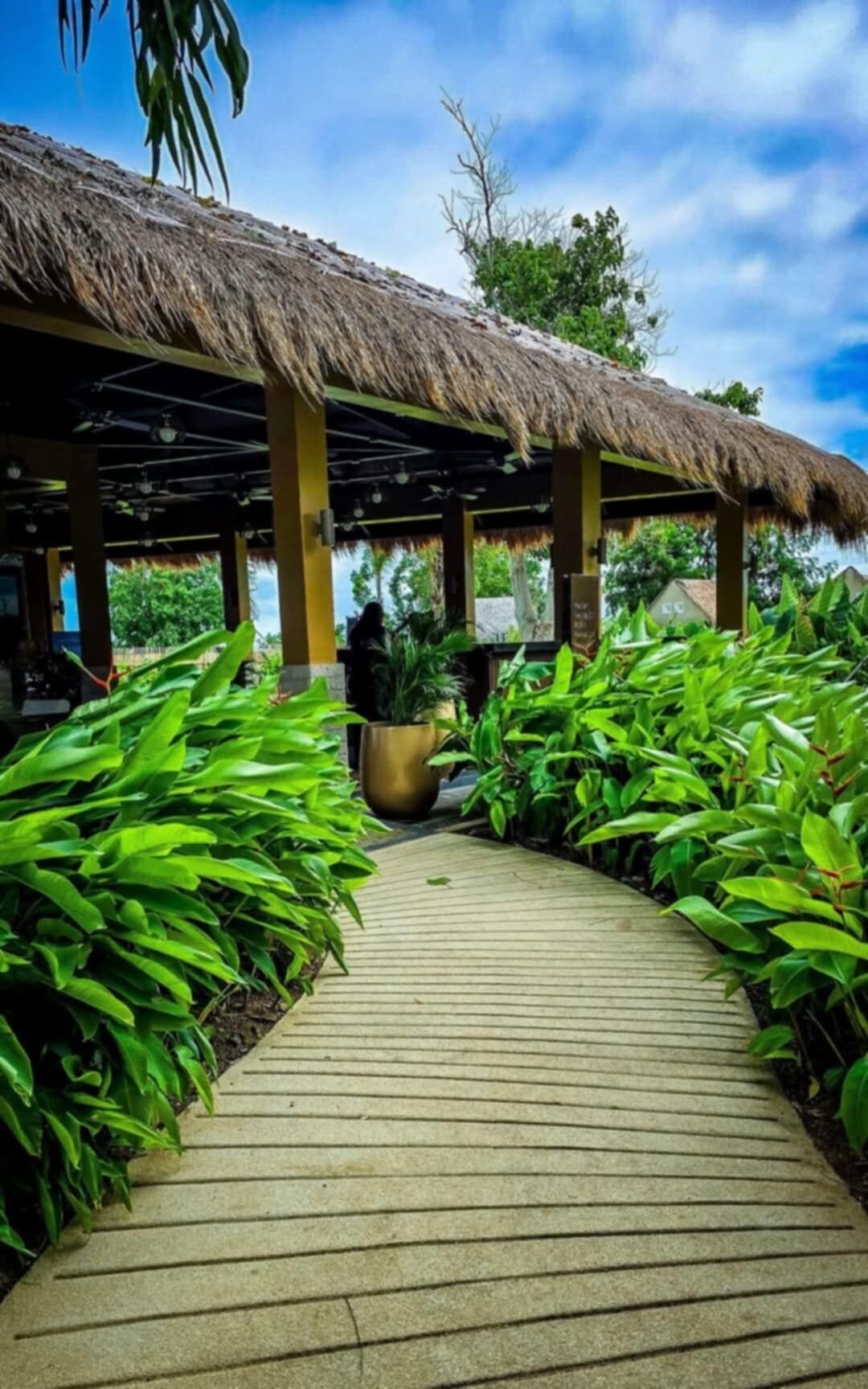 Di pantai, pasir putih 