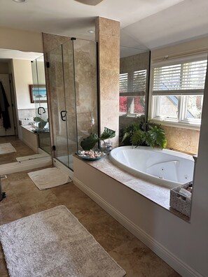Een douche, een haardroger, handdoeken, zeep