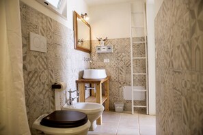 Dusj, hårføner, bidé og håndklær