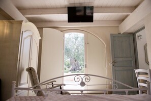 2 soverom, safe på rommet, strykejern/-brett og reiseseng for barn