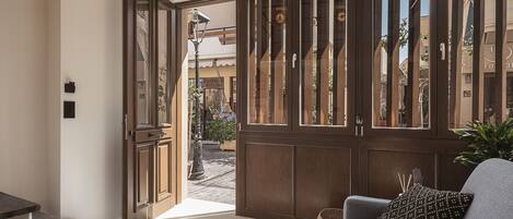 Deluxe Room | Living area | 32-inch Smart TV with satellite channels