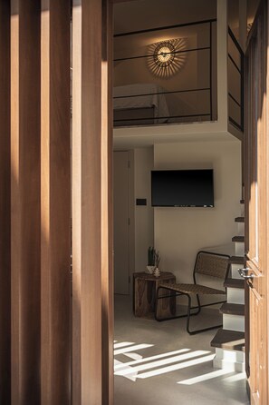 Deluxe Room | Living area | 32-inch Smart TV with satellite channels - Copal Experience The Port (Chania)