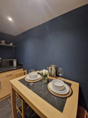 Dining - Digbeth Apartment Sleeps 5 (BIRMINGHAM)