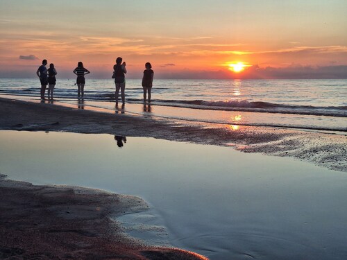 Cozy House: 5 min drive to beach-zoo-restaurants-casino-brewery-train to Chicago