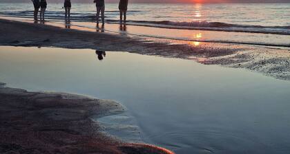 Cozy House: 5 min drive to beach-zoo-restaurants-casino-brewery-train to Chicago