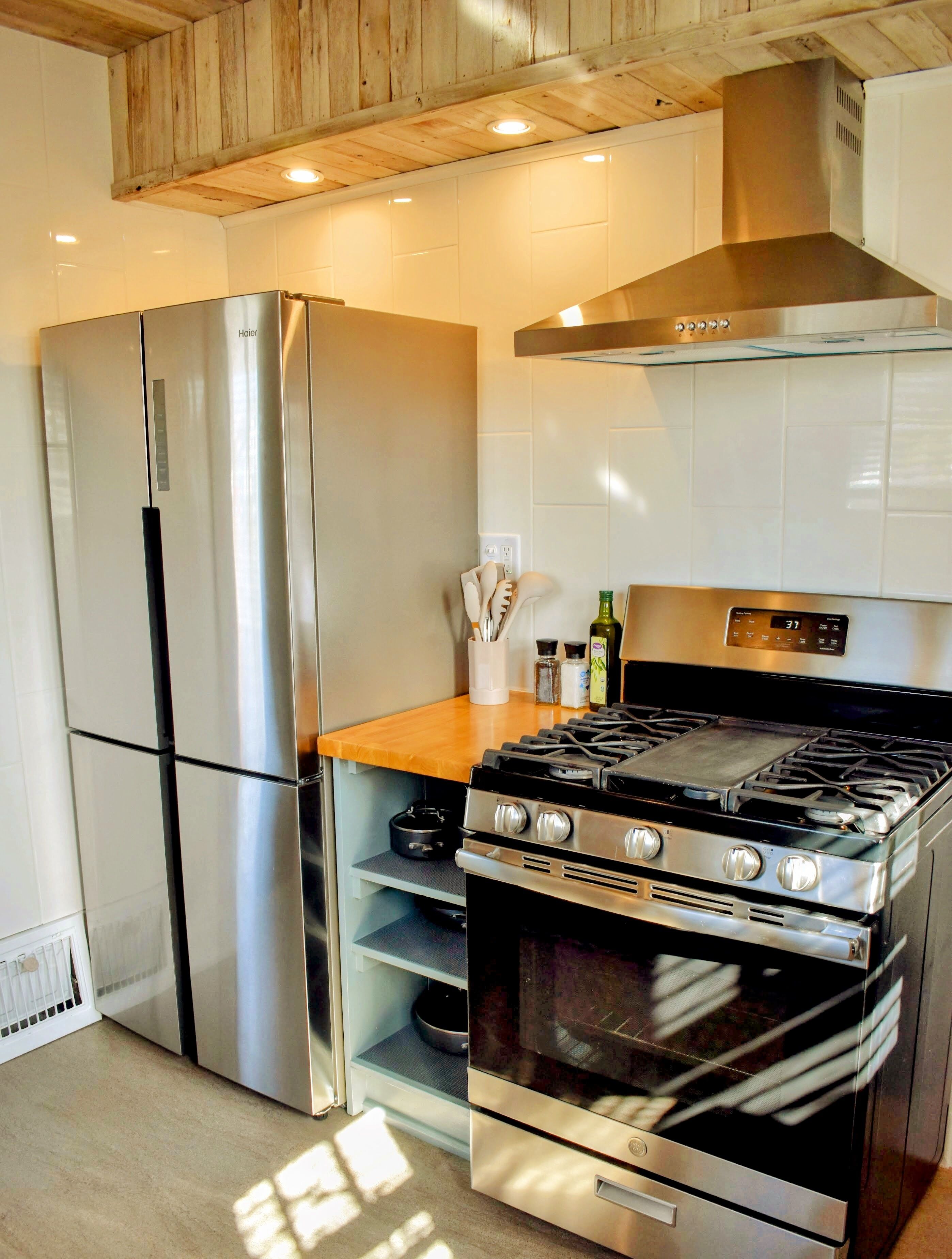 Refrigerador, microondas, horno y parrilla de estufa 