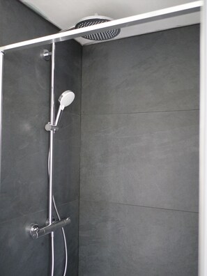Haartrockner, Handtücher, Seife, Toilettenpapier