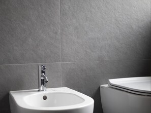 Haartrockner, Handtücher, Seife, Toilettenpapier
