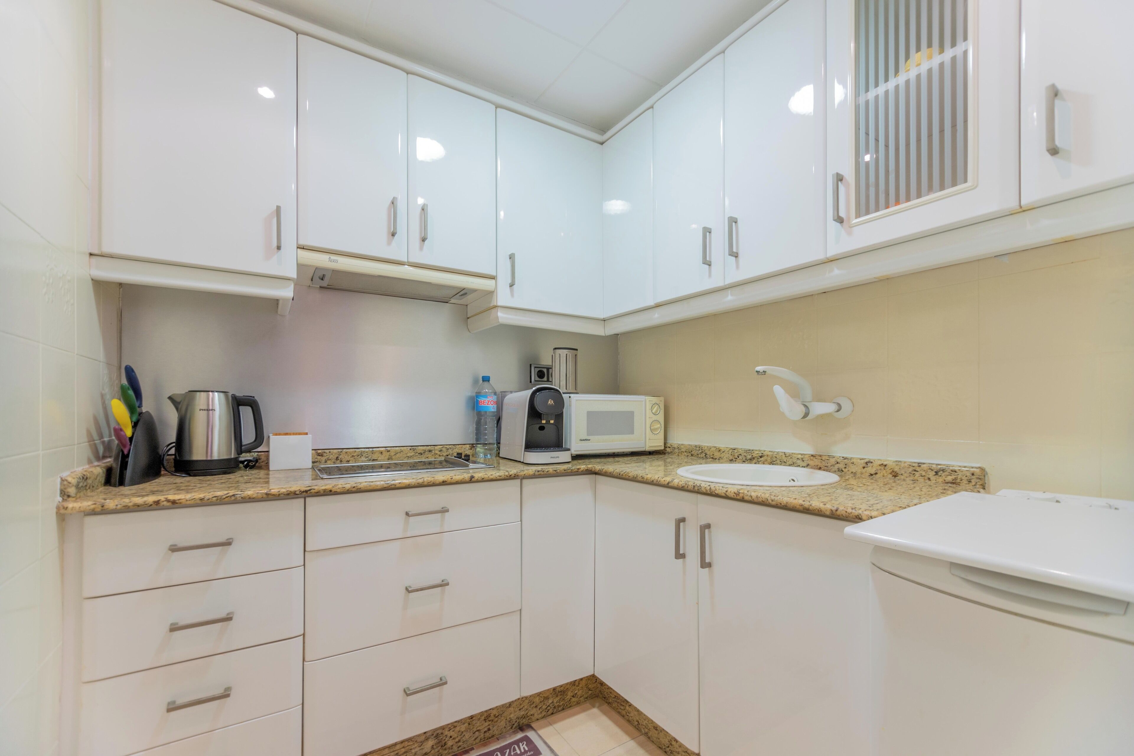 Kühlschrank, Mikrowelle, Wasserkocher mit Kaffee-/Teezubehör