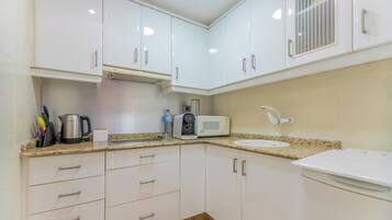 KylskÄp, mikrovÄgsugn, kaffe- och tebryggare och vattenkokare