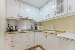 Refrigerador, microondas, cafetera y tetera y tetera eléctrica