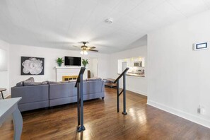 Smart TV, fireplace - Ford's retreat- cozy three bedroom three bathroom home. (Smyrna)