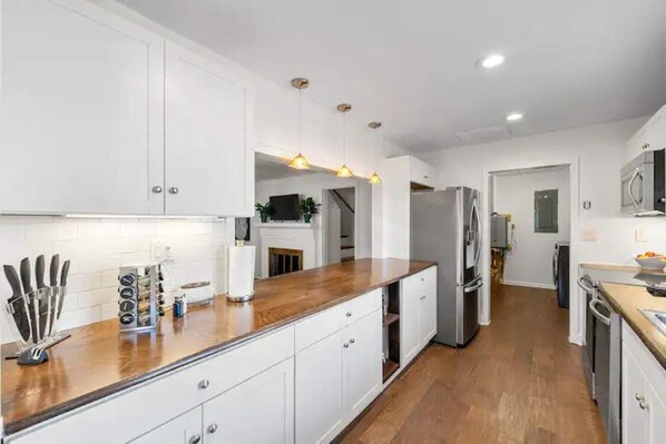 Fridge, microwave, oven, stovetop - Ford's retreat- cozy three bedroom three bathroom home. (Smyrna)