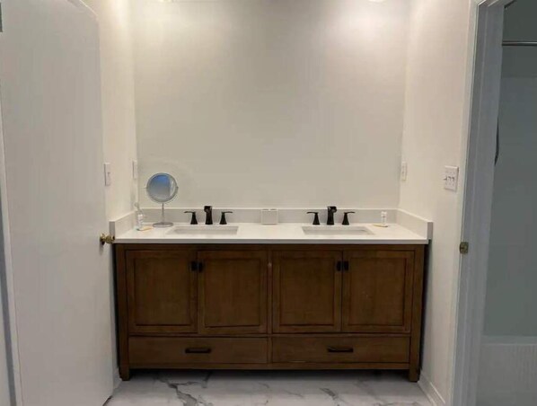 Douche, sĂšche-cheveux, bidet, serviettes fournies