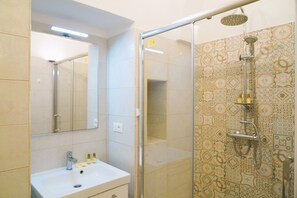 Traditional House | Bathroom | Shower, rainfall showerhead, free toiletries, hair dryer - La Casetta in Pietra - Arcuève (Ostuni)