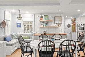 Dining - Spacious 5-bedroom, house in Southport with WiFi, AC, near train, harbor, town. (Fairfield)