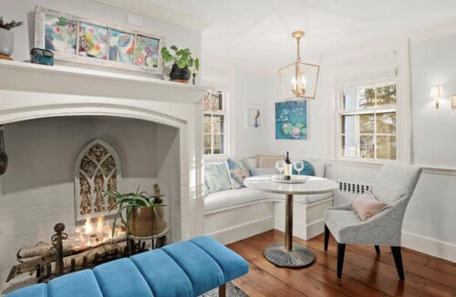 Spacious 5-bedroom, house in Southport with WiFi, AC, near train, harbor, town. 