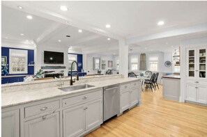 Fridge, microwave, oven, stovetop - Spacious 5-bedroom, house in Southport with WiFi, AC, near train, harbor, town. (Fairfield)