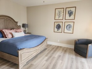 3 bedrooms, iron/ironing board, WiFi, bed sheets - Beach Daze - Short walk to the beach and restaurants! (Gulf Shores)