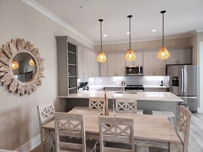 Dining - Beach Daze - Short walk to the beach and restaurants! (Gulf Shores)