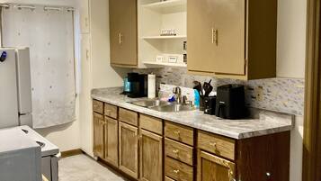 Køleskab, mikrobølgeovn, kogeplade, kaffe-/temaskine