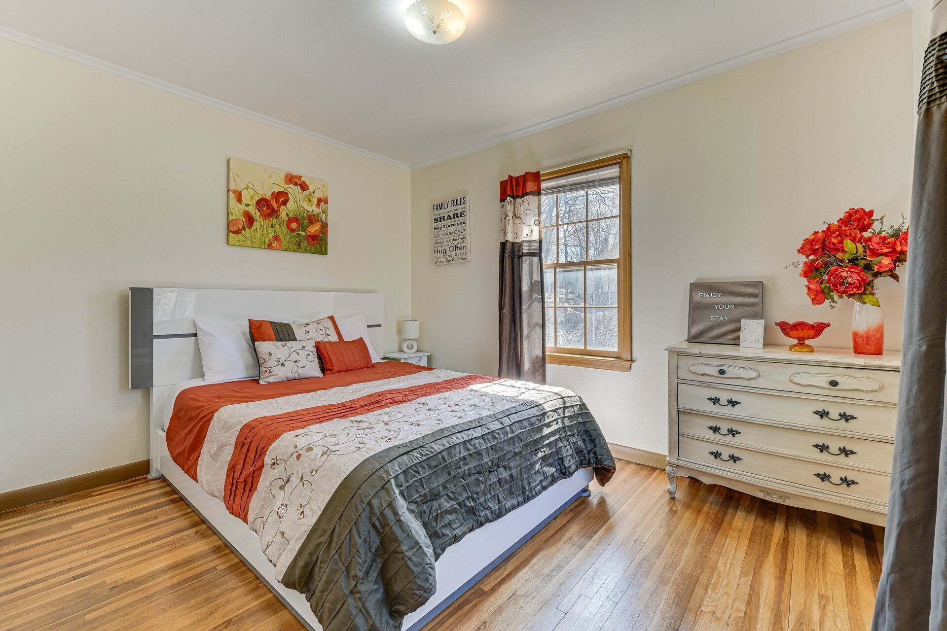 2 bedrooms, desk, WiFi, bed sheets