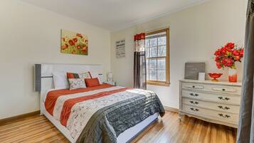 2 bedrooms, desk, WiFi, bed sheets