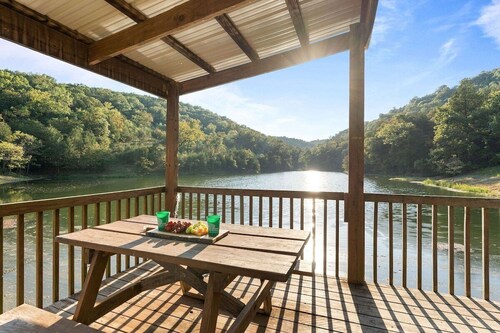 Private Hot Tub, Pool, Fire Pit, Lake, Games!     Close to SDC, Shows, Shopping