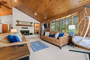 Smart TV, fireplace, DVD player, ping pong - Private Hot Tub, Pool, Fire Pit, Lake, Games!     Close to SDC, Shows, Shopping (Branson West)