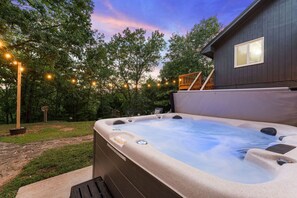Outdoor spa tub - Private Hot Tub, Pool, Fire Pit, Lake, Games!     Close to SDC, Shows, Shopping (Branson West)