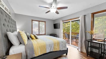 12 slaapkamers, een bureau, een strijkplank/strijkijzer, reisbedje