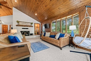 Smart TV, fireplace, DVD player - Private Hot Tub, Pool, Fire Pit, Lake, Games!     Close to SDC, Shows, Shopping (Branson West)